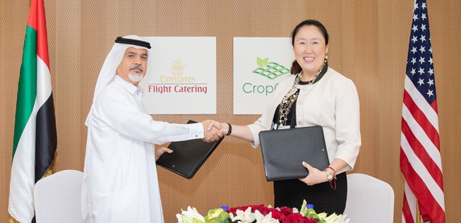 Saeed Mohammed, Chef von Emirates Flight Catering, und Sonia Lo, Chefin von Crop One, arbeiten künftig zusammen.