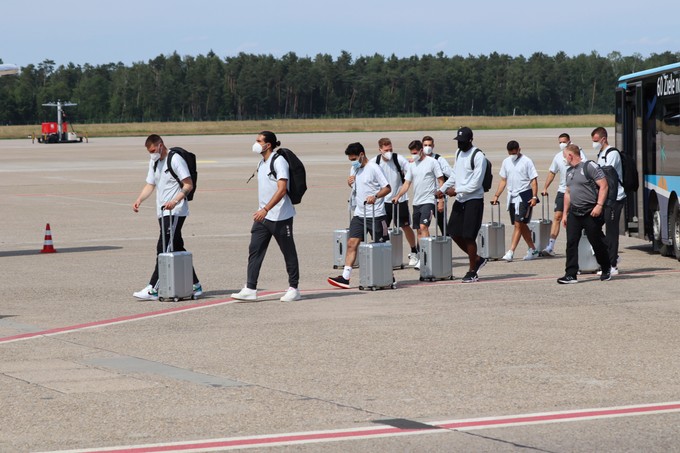 Auch Fußballer fahren mit dem Bus zum Flieger. Die DFB-Elf am Flughafen Nürnberg.