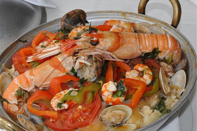 Spezialität der Region Cataplana de Marisco