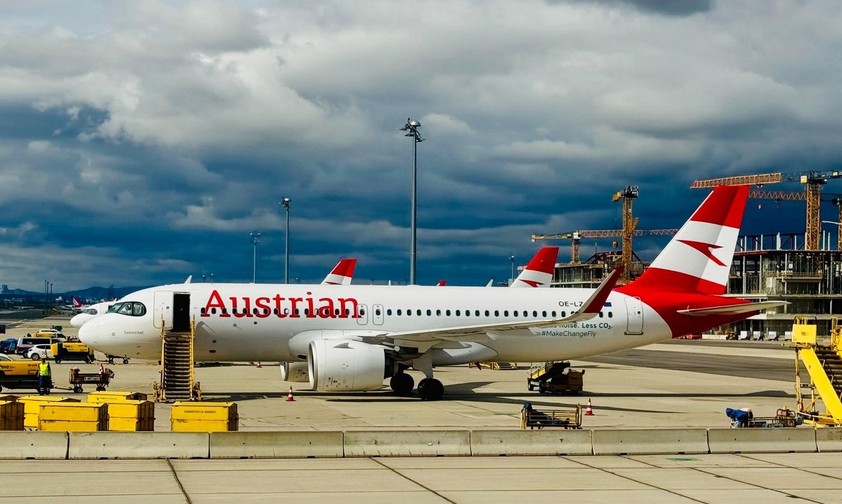 Airbus A320 Neo mit dem Kennzeichen OE-LZN: Der Flieger von Austrian Airlines fliegt gestrandete Lufthansa-Group-Crews in die Heimat.
