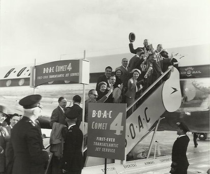 Passagiere steigen am 4. Oktober 1958 in die De Havilland Comet 4.