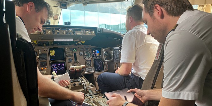 Die drei Piloten sitzen im Cockpit, bevor sie die Boeing 767 zum letzten Mal verlassen.