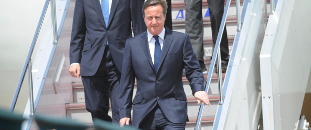 David Cameron bei der Ankunft am Flughafen in Tokio: Er reiste mit der 747 von Sonangol.