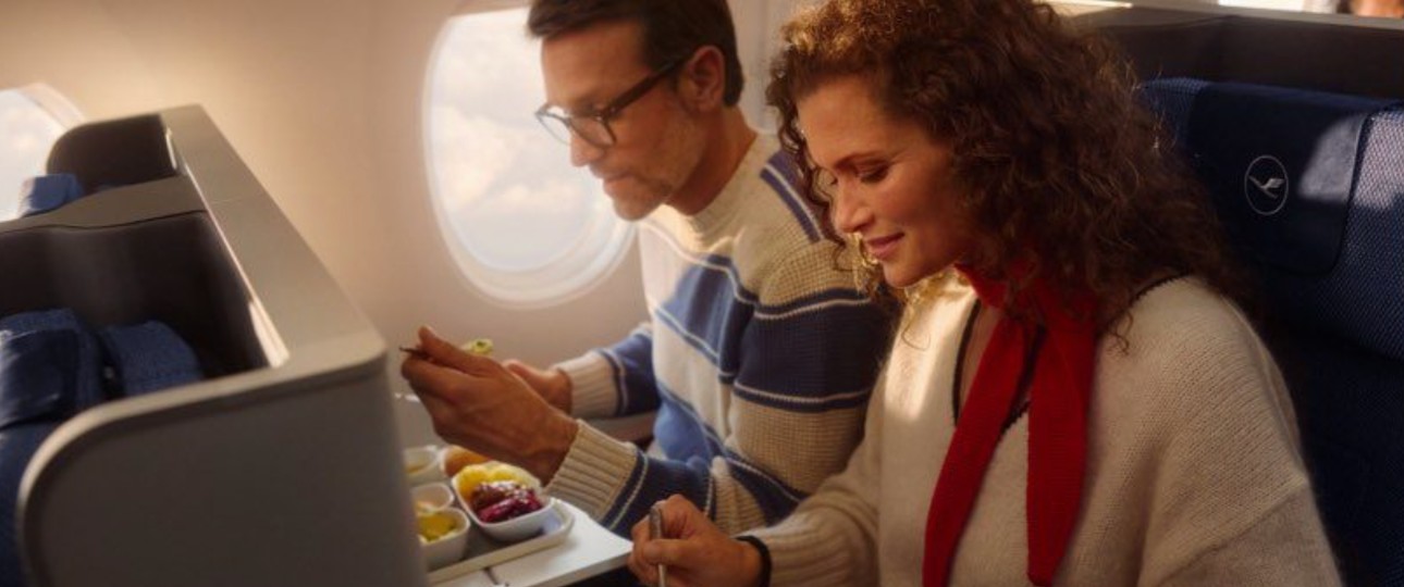 Premium Economy Class von Lufthansa: Sitzen Reisende bald stundenlang vorm leeren Tablett?
