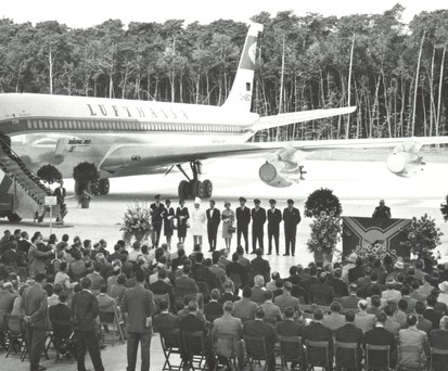 Bei der Taufe sind Frankfurt sind rund 500 geladene Gäste anwesend.