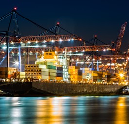 Containerschiff im New Yorker Hafen: Die Kapazitäten sind knapp.