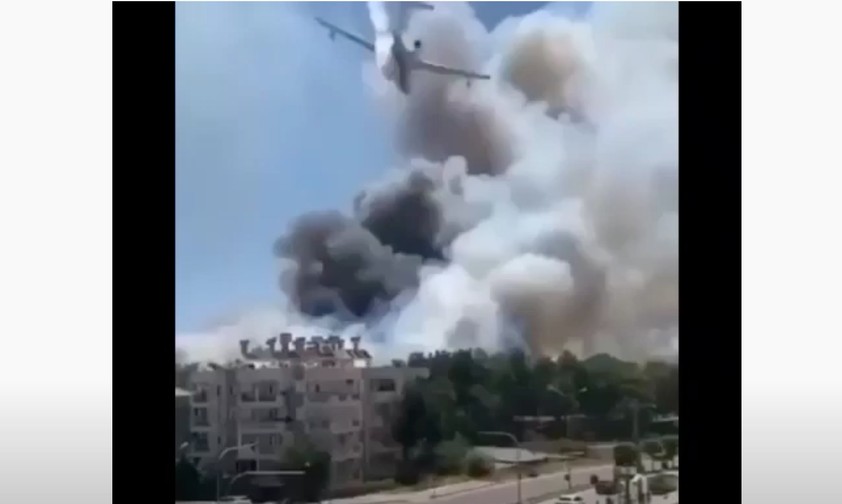 Wenn das Löschflugzeug für Wellengang sorgt