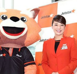 Jetstar-Mitarbeiterin mit Maskottchen: Kein Freudentanz in Hongkong.