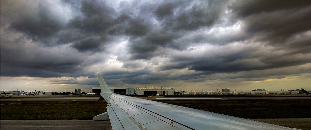 Gewitterwolken über einem Flughafen: Künftig könnte es mehr Gewitter geben.