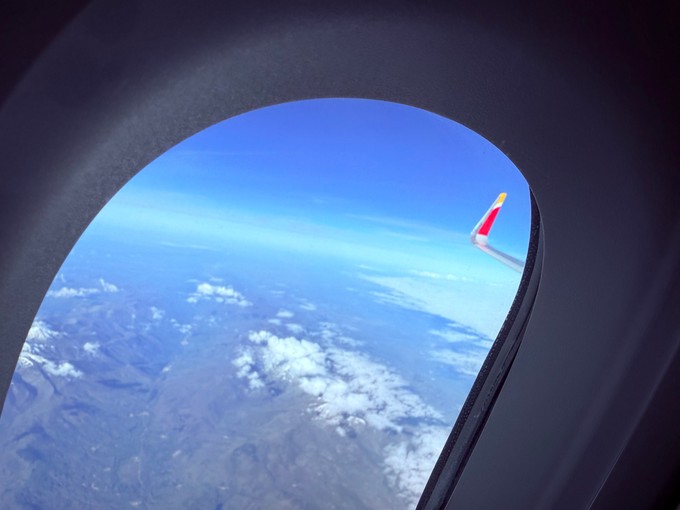 Immer toll: Der Blick aus dem Fenster. Er ist trotz schräger Anordnung des Sitzes gut möglich.