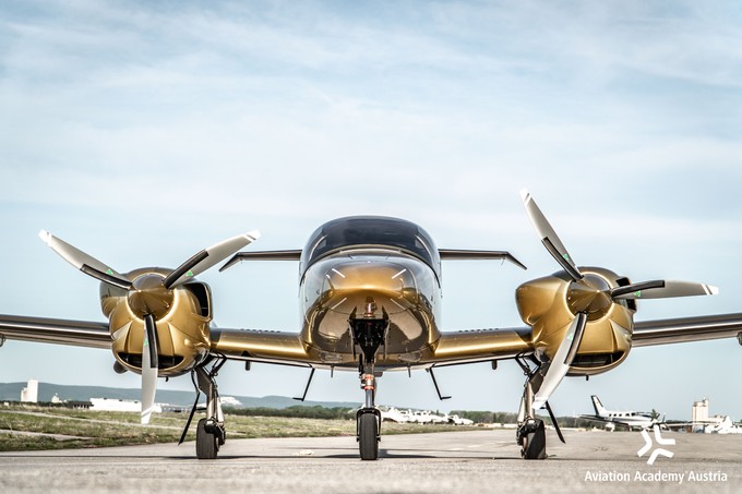 The successful twin-engine model DA42.