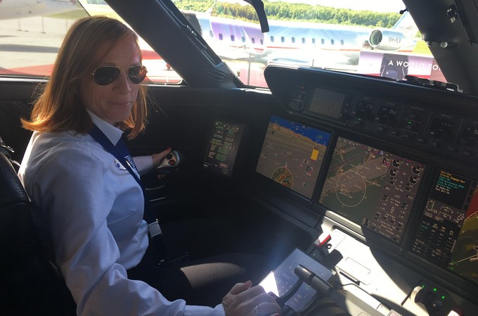 Auch in großen Cockpits fühlt sich Fanni Pajer zuhause.