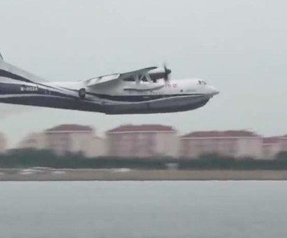 Chinas riesiges Flugboot probt erstmals auf dem Meer