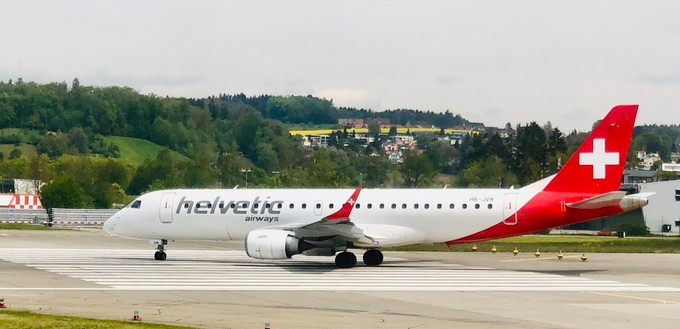 <strong>Lärmklasse III, zum Beispiel Embraer E190:</strong> Für einen Start zwischen 23:15 Uhr und 23:30 wird ein Zuschlag von <strong>2500 Franken</strong> fällig (bisher 1500 Franken). Zwischen 21 und 22 Uhr kostet der Start unverändert 200 Franken.