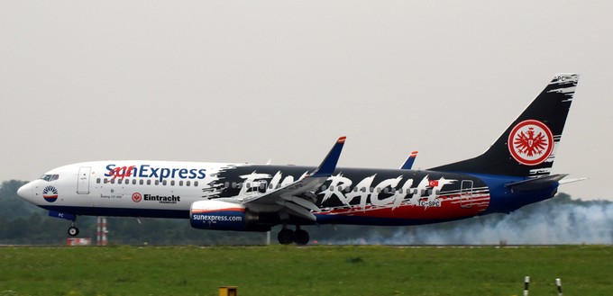Das aktuelle Eintracht-Design von Sun Express auf der Boeing 737-800 mit dem Kennzeichen TC-SPC (vorher D-ASXX).