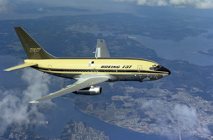 Hier die 737-Bemalung beim Erstflug.