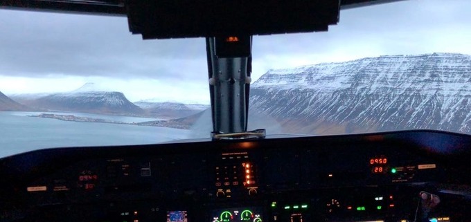 Dann macht sie eine Linkskurve und biegt in den Skutulsfjord ein, den kleinen Fjord in dem Isafjördur liegt.