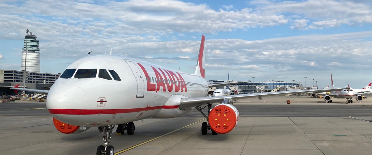 Geparktes Lauda-Flugzeug in Wien: Die Airline ist unzufrieden mit den Umsätzen an Bord.