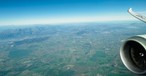 Blick aus dem Fenster eines Dreamliners: Für Airlines ist die Freiheit über den Wolken nicht grenzenlos.