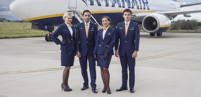 Die neuen Uniformen von Ryanair kommen viel eleganter daher. Ihre Farbe ist Königsblau.