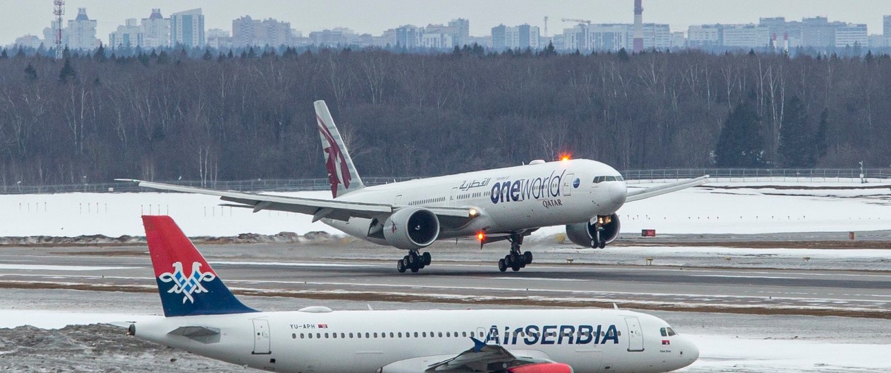 Flugzeuge von Qatar Airways und Air Serbia am Flughafen Moskau-Sheremetyevo (Archivbild 2022): Auch heute fliegen viele internationale Airlines nach Moskau.