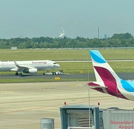 Die D-AEWW wird vor dem Terminal entlang geschleppt: Das Bugrad ließ sich nicht mehr steuern.