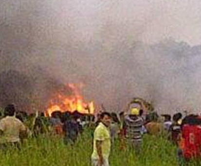 Die Absturzstelle: Die Maschine ging sofort in Flammen auf.