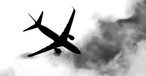 Flugzeug in den Wolken: DAs Risiko durch Turbulenzen steigt.