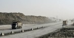 Tausende Lastwagen sind auf der Baustelle des Istanbul New Airports ständig unterwegs. Sie tragen Erdreich an Stellen ab, wo noch nicht gebaut wird oder keine Bauten zu stehen kommen.