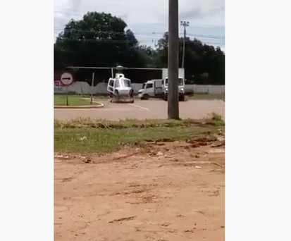 Lieferwagen trifft auf Polizeihubschrauber