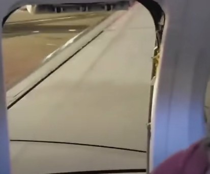 United-Passagier verlässt Boeing 737 über den Flügel
