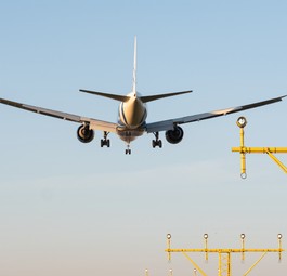 Landendes Flugzeug in Schiphol: Bald nur noch zu bestimmten Zeiten.
