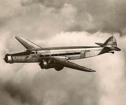 Dewoitine D.338: Die französische Dreimot flog erstmals 1936. 22 Passagiere konnten in ihr fliegen. Air France machte den Typen zum Hauptflieger, von dem 33 Exemplare produziert wurden. Mit Ausbruch des Zweiten Weltkrieges gingen die D.338 als Transporter zu Frankreichs Luftwaffe.