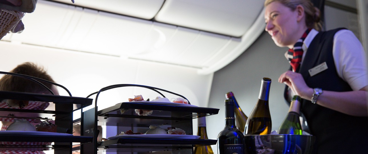 British-Airways-Flugbegleiterin serviert Essen und Getränke (Symbolbild): Ein genauer Blick auf die Zutaten lohnt sich.