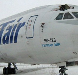 Die Jak-42 von UT Air: Cockpit beschädigt.