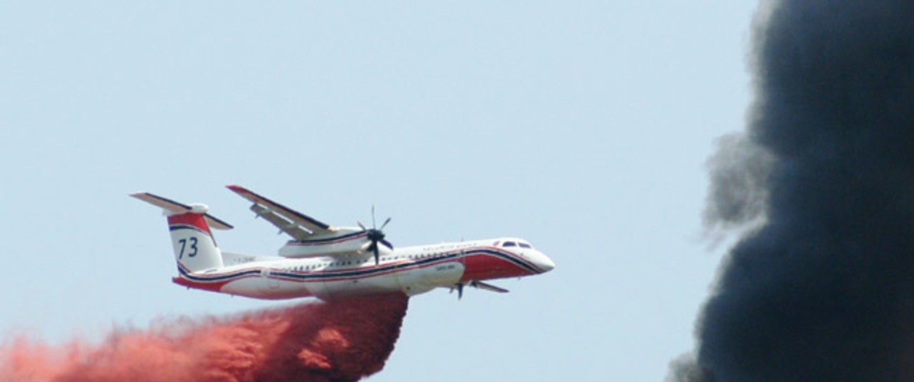 Dash 8 von Conair: Der Flieger kann bis zu 10.000 Liter Löschmittel mitführen.