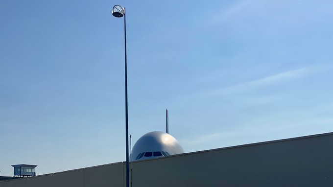 Abschied von der Messe: Der Airbus der A380 des Musée de l'Air et de l'Espace am Flughafen Le Bourget- er ist immer dort zu sehen.