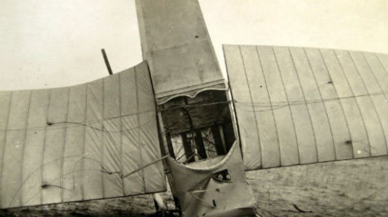 Absturz eines Flieger 1914: Da hätte wohl auch die neue Technik nicht mehr geholfen.