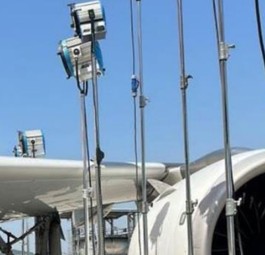 Lichtstrahler dicht am A321: Die Hitze hat die Fenster geschmolzen.