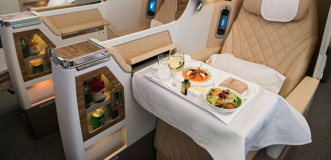 Zwar gibt es auch schon andere Minibars an Bord - wie hier in der Business Class einer Boeing 777-200 von Emirates, ...