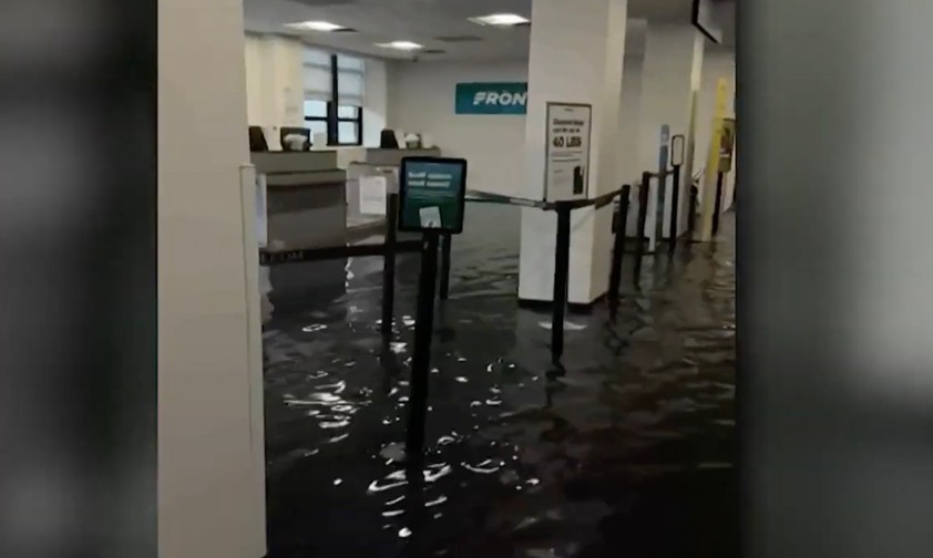 Flughafen La Guardia nach sintflutartigen Regenfällen überschwemmt