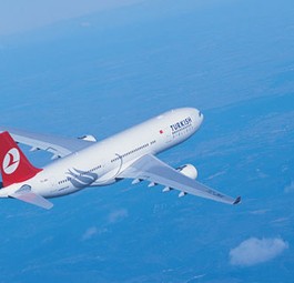 Turkish Airlines will Istanbul zum Mega-Drehkreuz ausbauen und zeigt sich großzügig: Wer länger als zehn Stunden auf seinen Anschlussflug warten muss, bekommt ein Hotelzimmer gestellt – und hat die Chance, Istanbul zu erkunden.