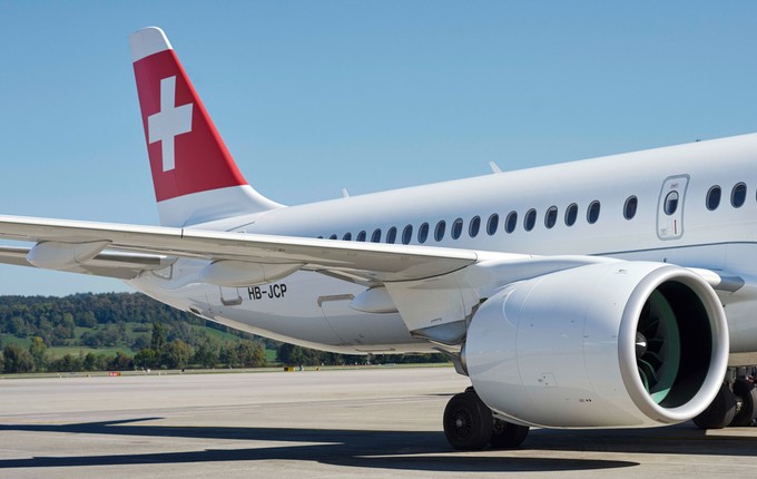 Airbus A220 von Swiss mit dem berühmten Schweizerkreuz auf dem Leitwerk. Das Symbol der ist aber auch bei einer anderen schweizerischen Fluglinie im Einsatz.