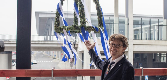 BER-Chef Engelbert Lütke Daldrup mit dem Richtkranz.