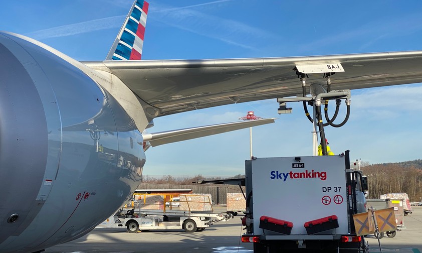 Flugzeugbetankung: Derzeit ist Kerosin extrem günstig.