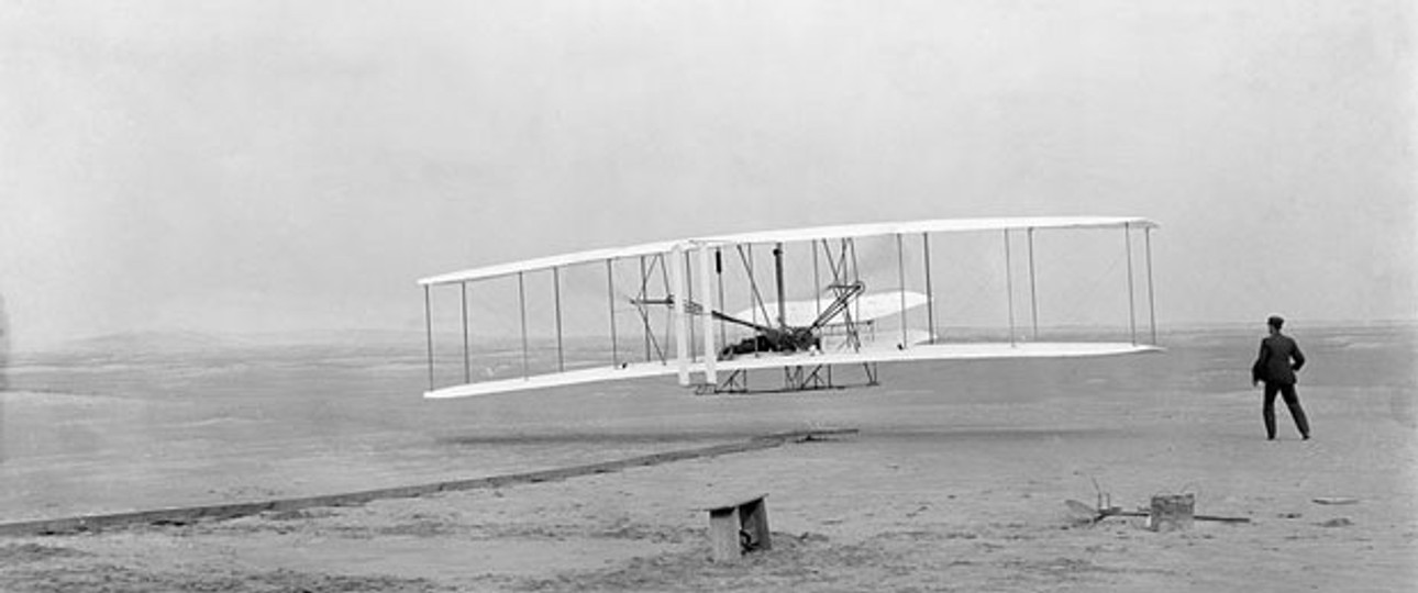 Die Wright Brüder bei ihrem Erstflug: Angeblich kamen ihnen einige Piloten aus Indien zuvor.