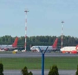 Drei Boeing 737-800 am Flughafen Minsk: Die Flugzeuge flogen zuvor für Sky Up Airlines. 