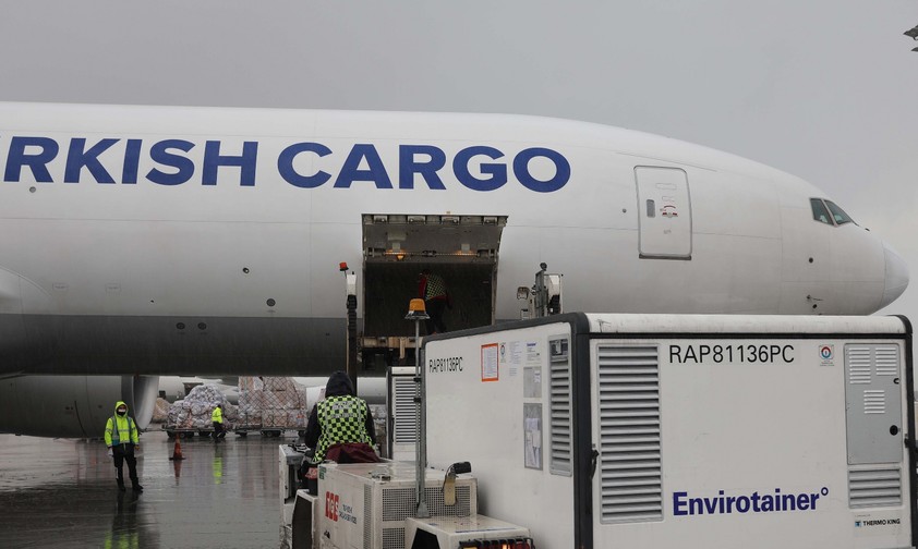 Beladung eines Frachters von Turkish Cargo mit Impfstoff: Gigantische logistische Herausforderung für die Branche.