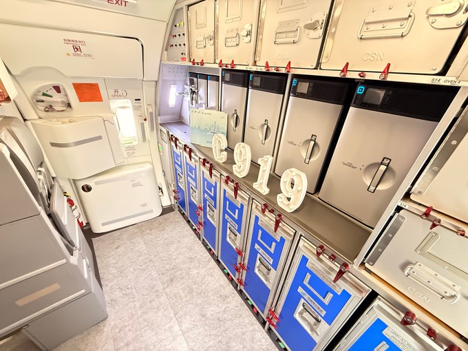 ...  und die Bordküche.