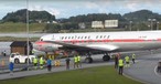 Ein Flugzeug fährt über die Autobahn